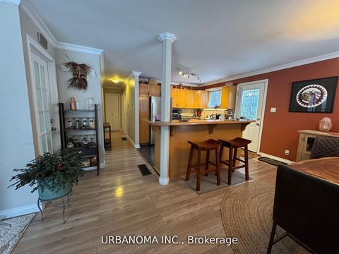 Photo 4 at 25 Algonquin Crescent, Aurora Heights, Aurora