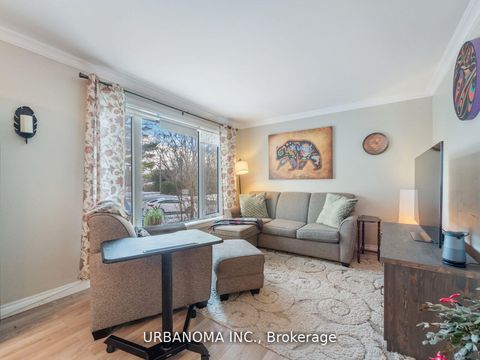 Photo 5 at 25 Algonquin Crescent, Aurora Heights, Aurora