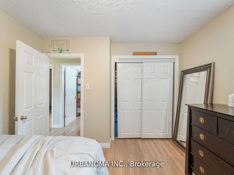 Photo 11 at 25 Algonquin Crescent, Aurora Heights, Aurora