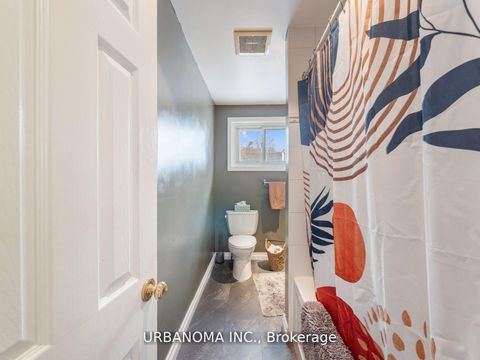 Photo 13 at 25 Algonquin Crescent, Aurora Heights, Aurora