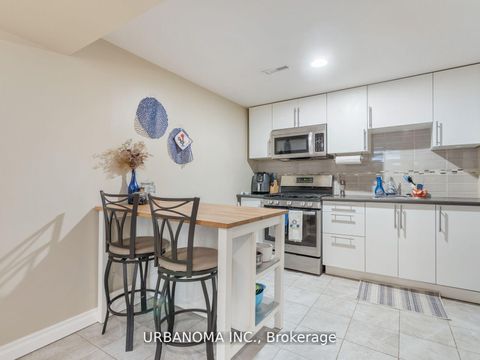 Photo 19 at 25 Algonquin Crescent, Aurora Heights, Aurora