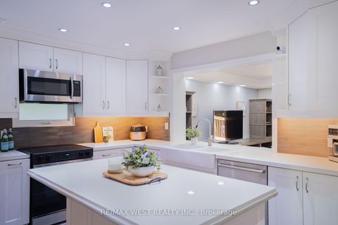 Photo 1 at 4 Elmview Court, Kingsway South, Toronto