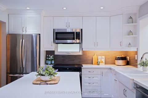 Photo 2 at 4 Elmview Court, Kingsway South, Toronto