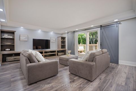 Photo 5 at 4 Elmview Court, Kingsway South, Toronto