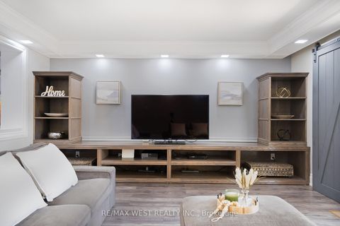 Photo 6 at 4 Elmview Court, Kingsway South, Toronto