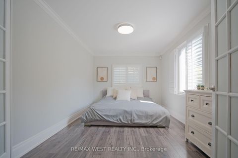 Photo 9 at 4 Elmview Court, Kingsway South, Toronto