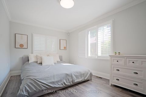 Photo 10 at 4 Elmview Court, Kingsway South, Toronto