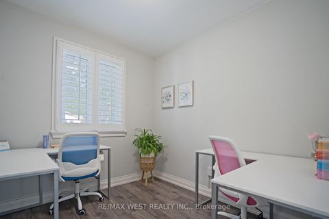 Photo 20 at 4 Elmview Court, Kingsway South, Toronto