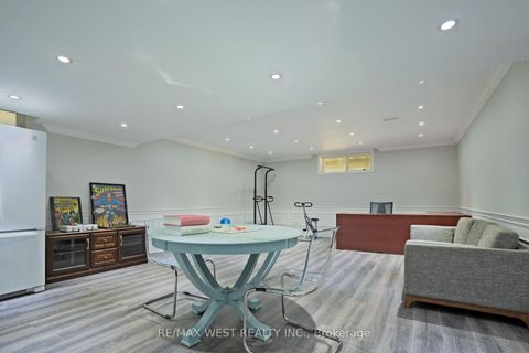 Photo 24 at 4 Elmview Court, Kingsway South, Toronto