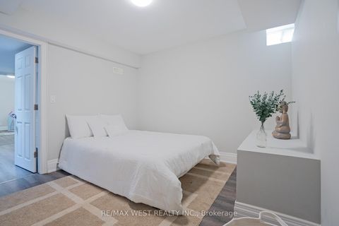 Photo 27 at 4 Elmview Court, Kingsway South, Toronto