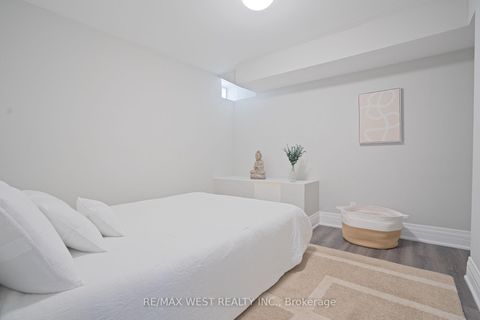 Photo 28 at 4 Elmview Court, Kingsway South, Toronto