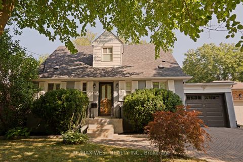 Photo 32 at 4 Elmview Court, Kingsway South, Toronto