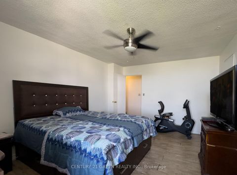 Photo 19 at PH 3 - 10 Edgecliff Golfway, Flemingdon Park, Toronto