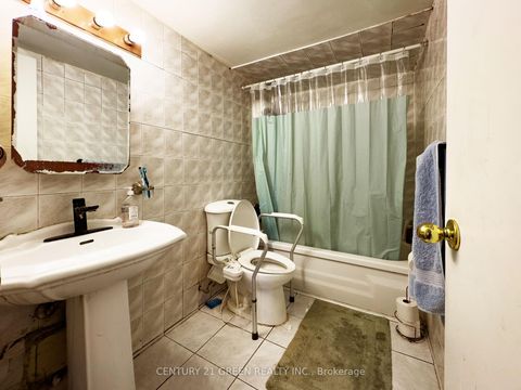 Photo 23 at PH 3 - 10 Edgecliff Golfway, Flemingdon Park, Toronto