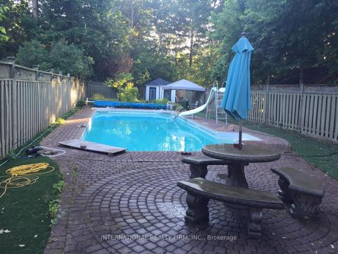 Photo 18 at 276 Sheridan Court, College Manor, Newmarket