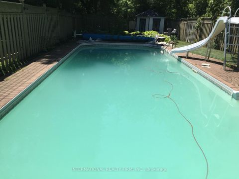 Photo 19 at 276 Sheridan Court, College Manor, Newmarket