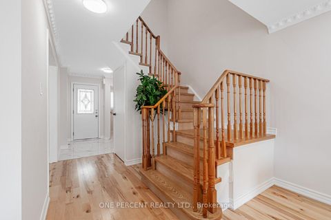 Photo 5 at 37 Lansbury Court, Yorkhill, Vaughan