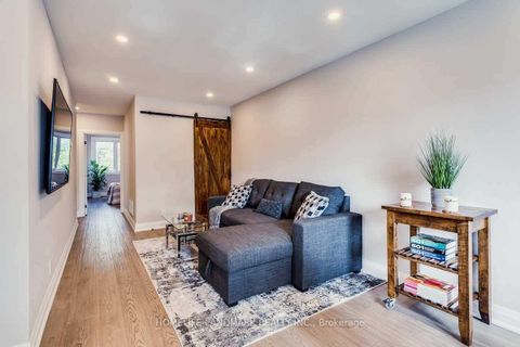 Photo 4 at 323 Kerswell Drive, Crosby, Richmond Hill