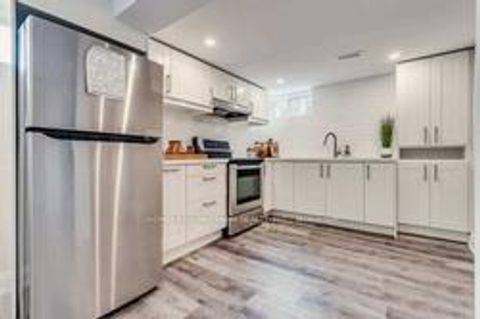 Photo 7 at 323 Kerswell Drive, Crosby, Richmond Hill