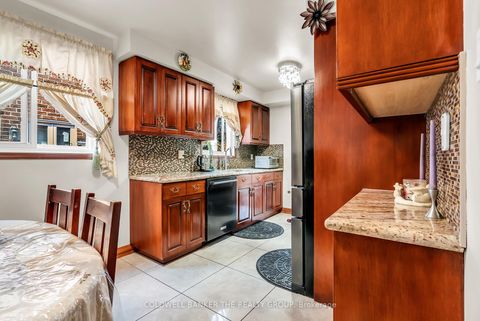 Photo 15 at 15 Cog Hill Drive, Glen Shields, Vaughan