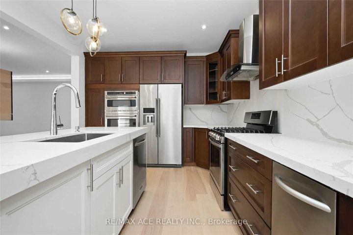 Photo 6 at 162 Bathurst Glen Drive, Patterson, Vaughan