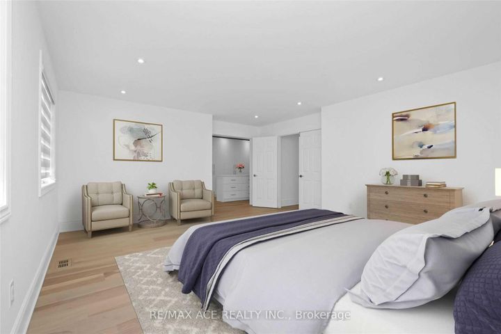 Photo 11 at 162 Bathurst Glen Drive, Patterson, Vaughan