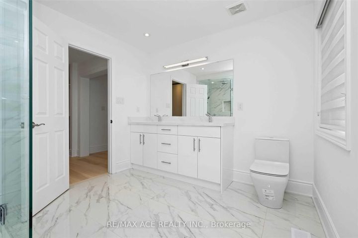 Photo 13 at 162 Bathurst Glen Drive, Patterson, Vaughan