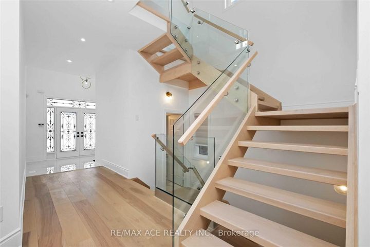 Photo 16 at 162 Bathurst Glen Drive, Patterson, Vaughan