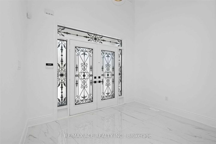 Photo 18 at 162 Bathurst Glen Drive, Patterson, Vaughan