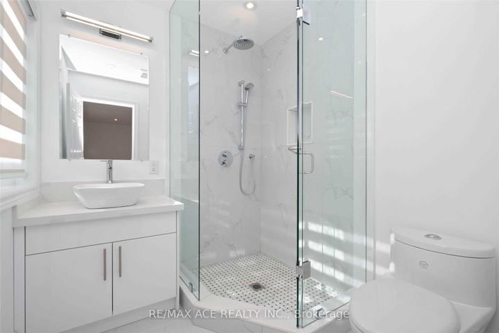 Photo 19 at 162 Bathurst Glen Drive, Patterson, Vaughan