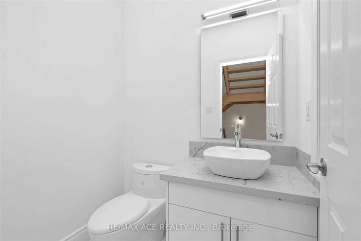 Photo 22 at 162 Bathurst Glen Drive, Patterson, Vaughan