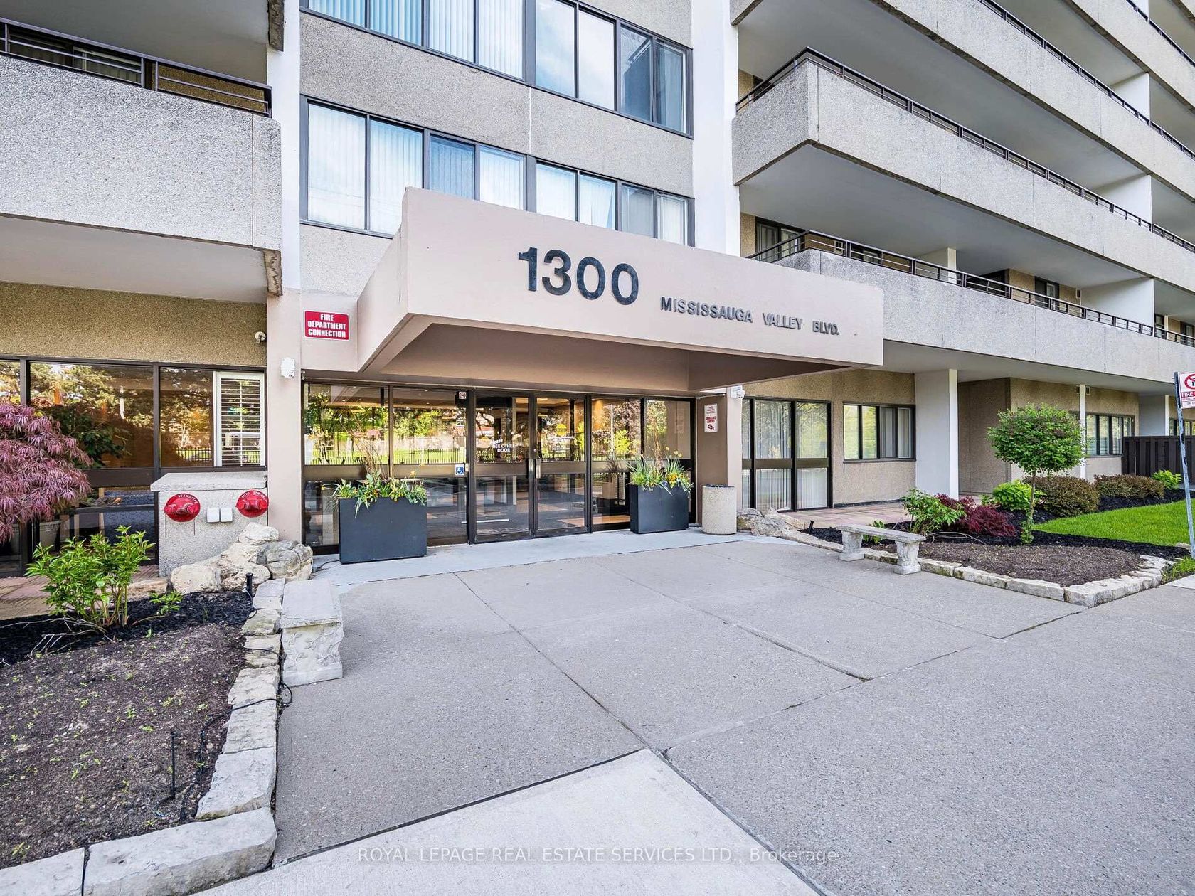 203 - 1300 Mississauga Valley Boulevard, Mississauga Valleys, Mississauga by Loree Meneguzzi Real Estate 203 - 1300 Mississauga Valley Boulevard, Mississauga Valleys, Mississauga