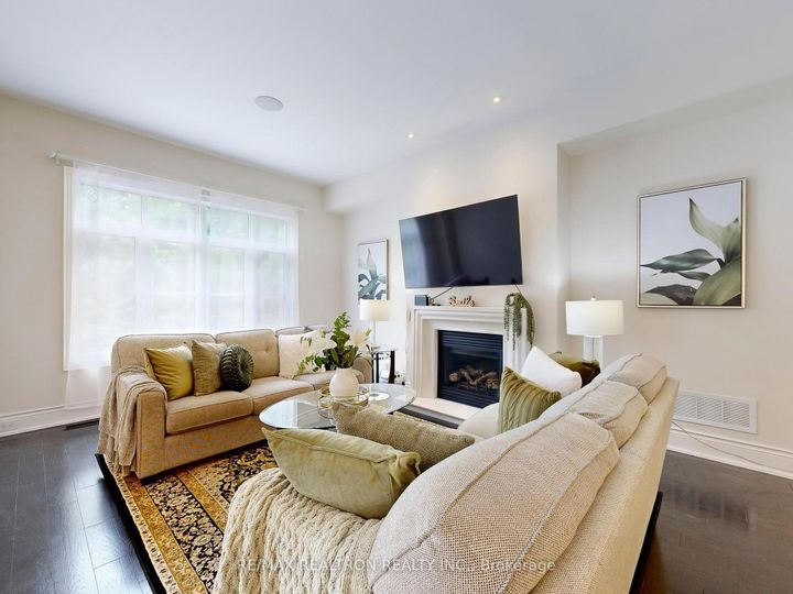 Photo 7 at 80 Annsleywood Court, Kleinburg, Vaughan