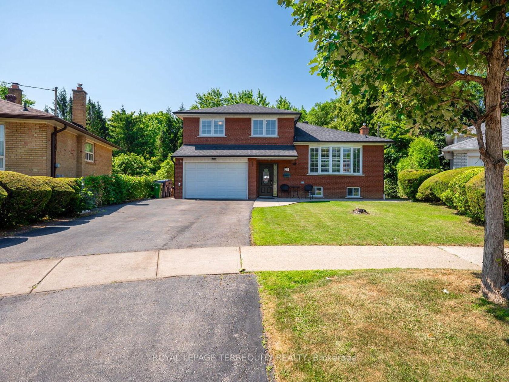 21 Pylon Place, Old Rexdale, Toronto by Loree Meneguzzi Real Estate 21 Pylon Place, Old Rexdale, Toronto