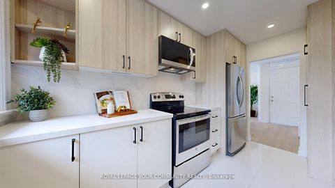 Photo 13 at 446 Lynett Crescent, Crosby, Richmond Hill