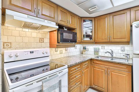 Photo 6 at 203 - 249 Major Mackenzie Drive E, Harding, Richmond Hill