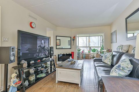 Photo 10 at 203 - 249 Major Mackenzie Drive E, Harding, Richmond Hill