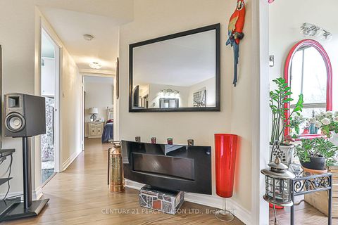 Photo 12 at 203 - 249 Major Mackenzie Drive E, Harding, Richmond Hill