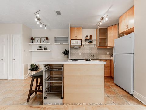 Photo 6 at 301 - 1901 Bayview Avenue, Leaside, Toronto