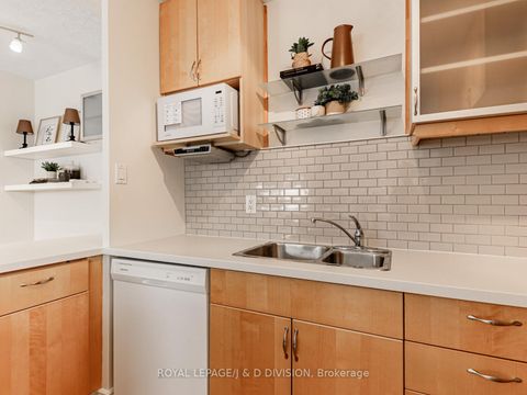 Photo 7 at 301 - 1901 Bayview Avenue, Leaside, Toronto