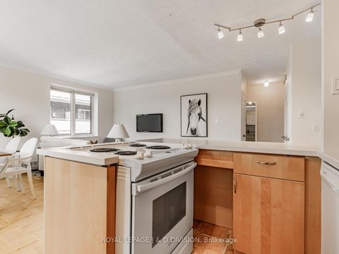Photo 8 at 301 - 1901 Bayview Avenue, Leaside, Toronto
