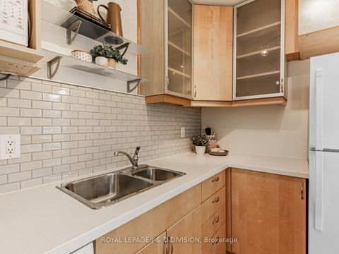 Photo 9 at 301 - 1901 Bayview Avenue, Leaside, Toronto