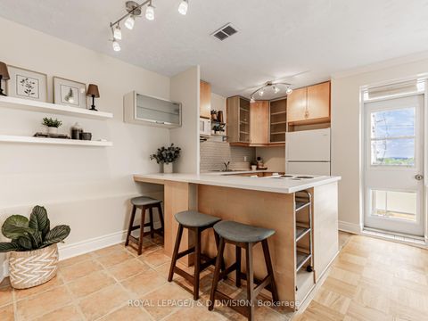Photo 11 at 301 - 1901 Bayview Avenue, Leaside, Toronto