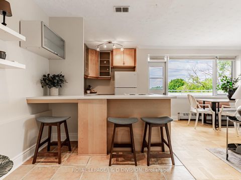 Photo 12 at 301 - 1901 Bayview Avenue, Leaside, Toronto