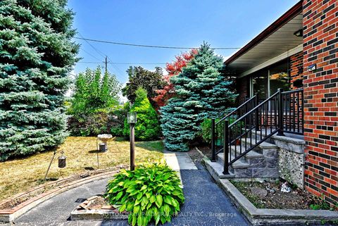 Photo 4 at 19 Skipton Court, CFB, Toronto
