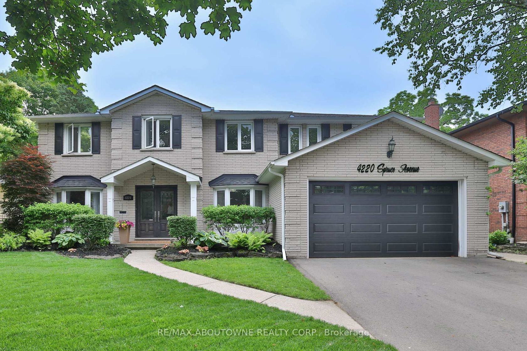 4220 Spruce Avenue, Shoreacres, Burlington by Loree Meneguzzi Real Estate 4220 Spruce Avenue, Shoreacres, Burlington