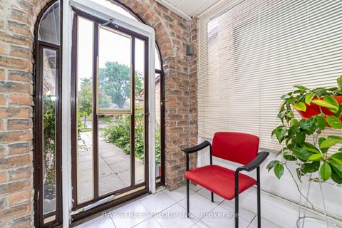 Photo 1 at 61 Mabley Crescent, Lakeview Estates, Vaughan