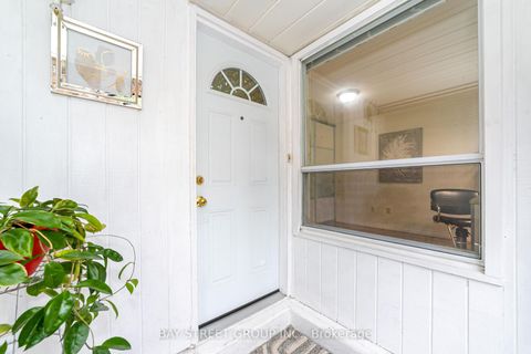 Photo 2 at 61 Mabley Crescent, Lakeview Estates, Vaughan