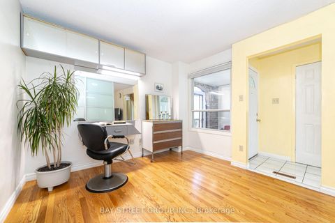Photo 4 at 61 Mabley Crescent, Lakeview Estates, Vaughan