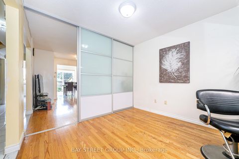 Photo 5 at 61 Mabley Crescent, Lakeview Estates, Vaughan